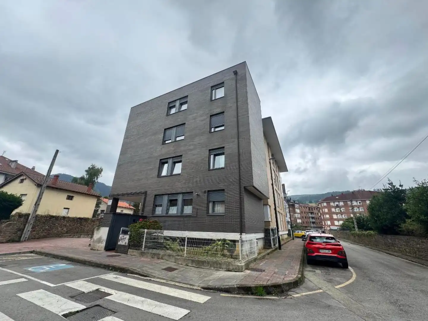 Vista exterior de Piso en venta en Los Corrales de Buelna  con Calefacción, Parquet y Terraza