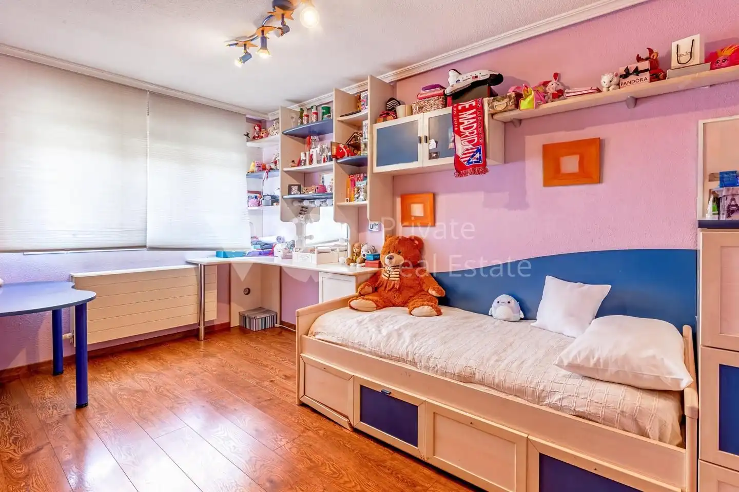 Habitación de Casa adosada en venta en Villanueva de la Cañada con Aire acondicionado, Calefacción y Jardín privado