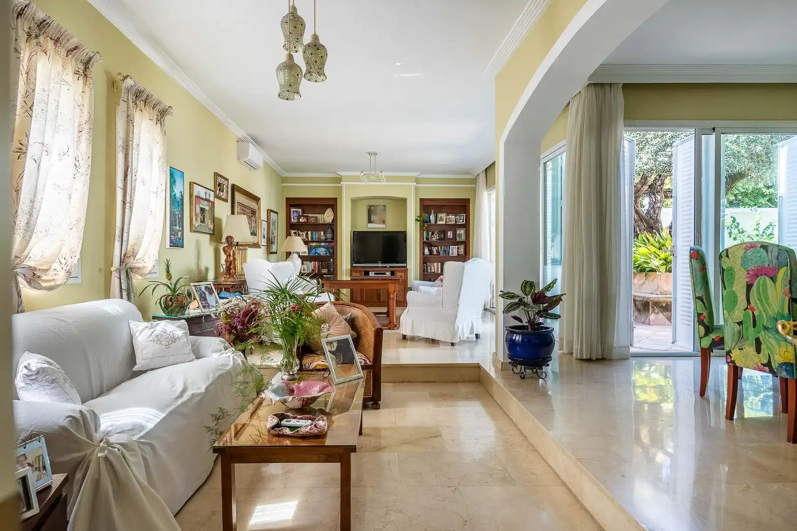 Wohnzimmer von Haus oder Chalet zum Verkauf in Tomares mit Klimaanlage, Heizung und Privatgarten
