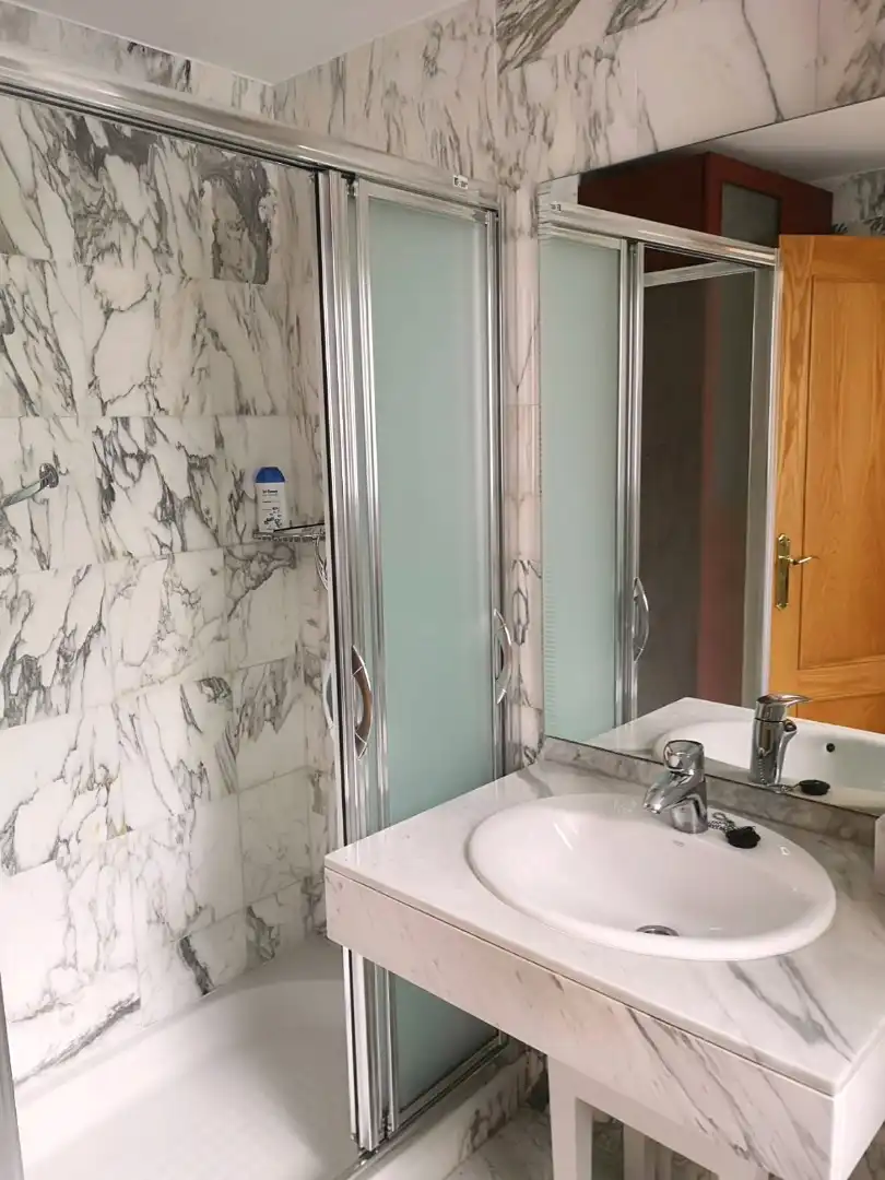 Baño de Piso en venta en Granada con Aire acondicionado, Calefacción y Amueblado