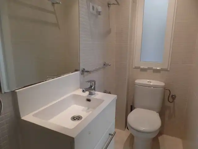 Baño de Piso en venta en Madrid con Calefacción, Horno y Lavadora