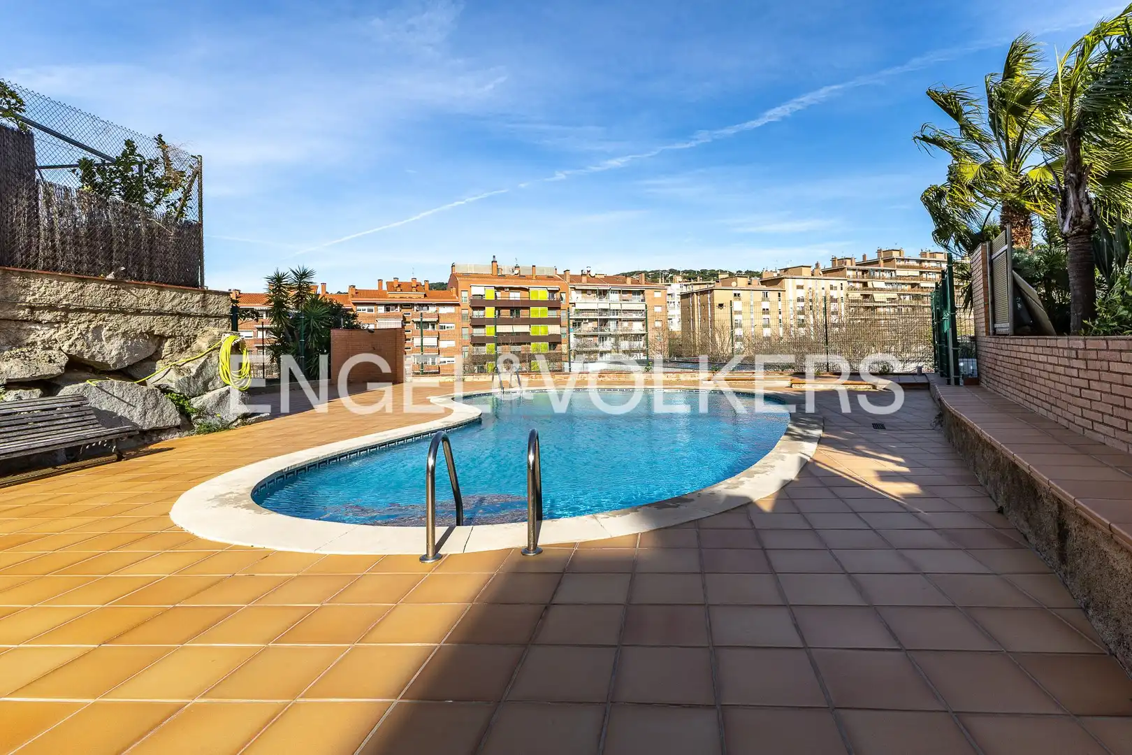 Schwimmbecken von Wohnung zum Verkauf in Mataró mit Klimaanlage, Heizung und Terrasse