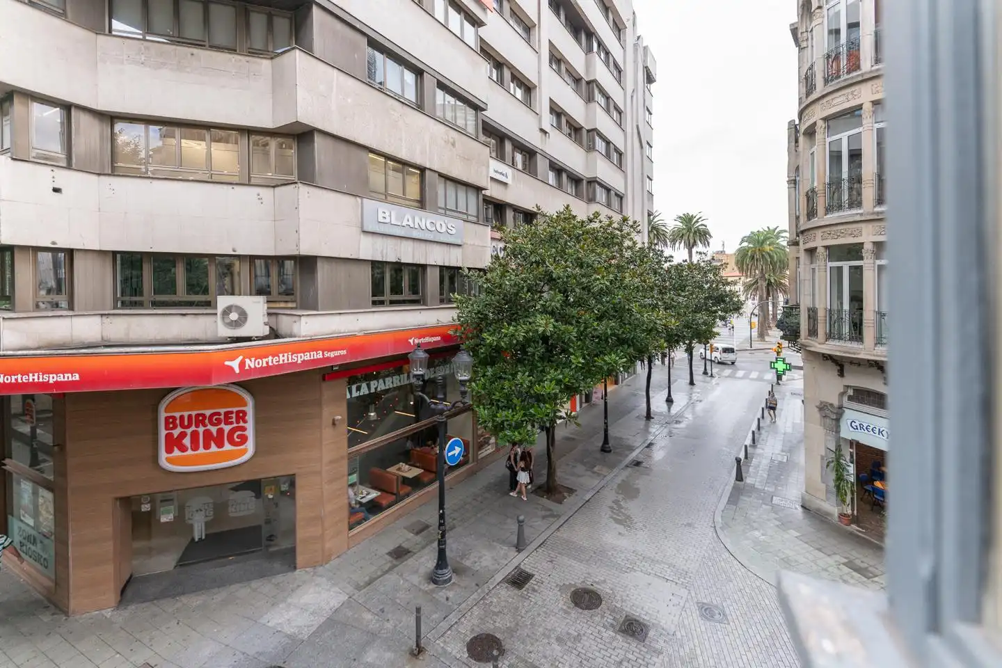 Vista exterior de Oficina de lloguer en Gijón  amb Calefacció i Moblat