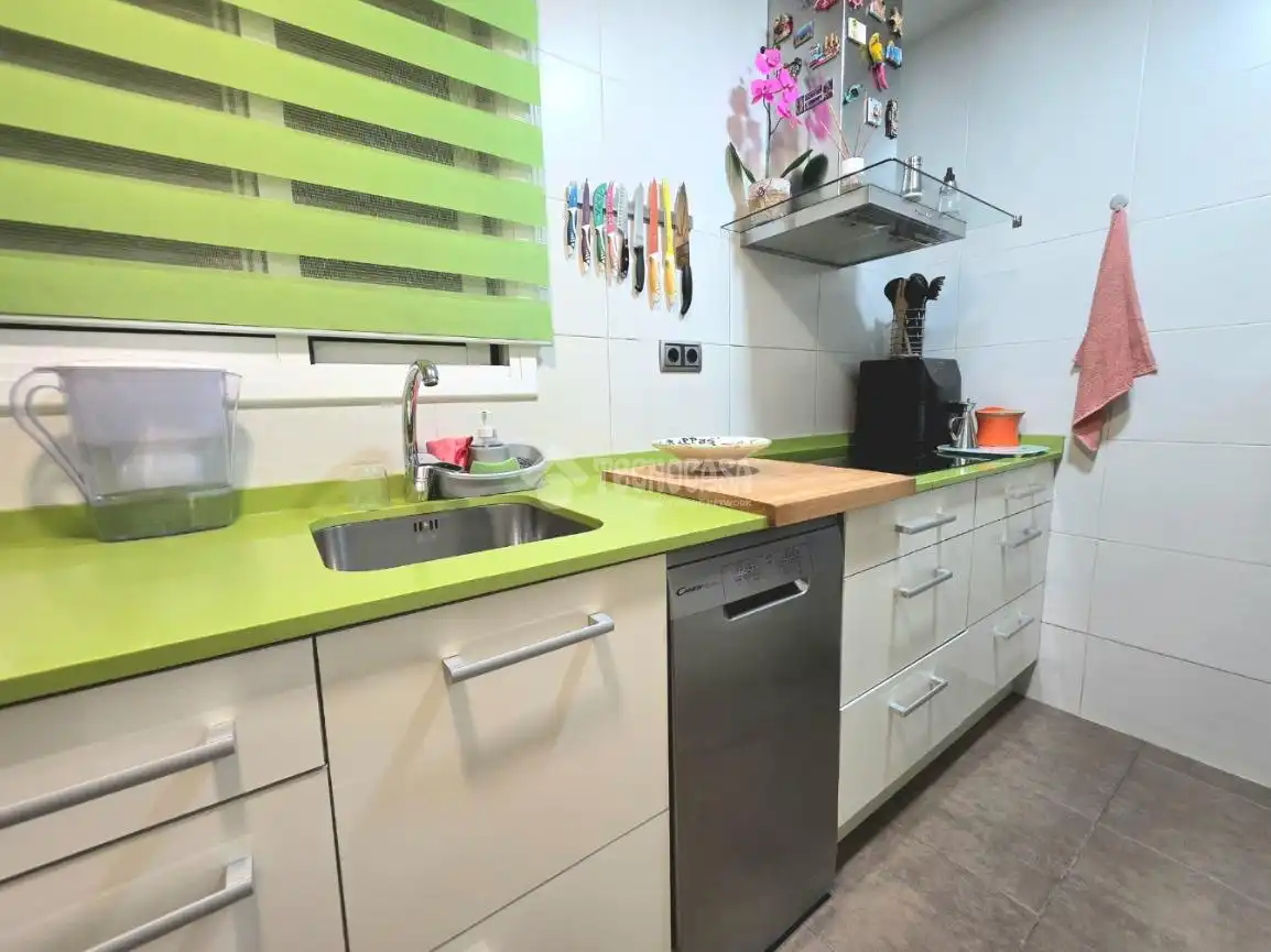 Cuina de Pis en venda en Santa Coloma de Gramenet amb Calefacció i Parquet