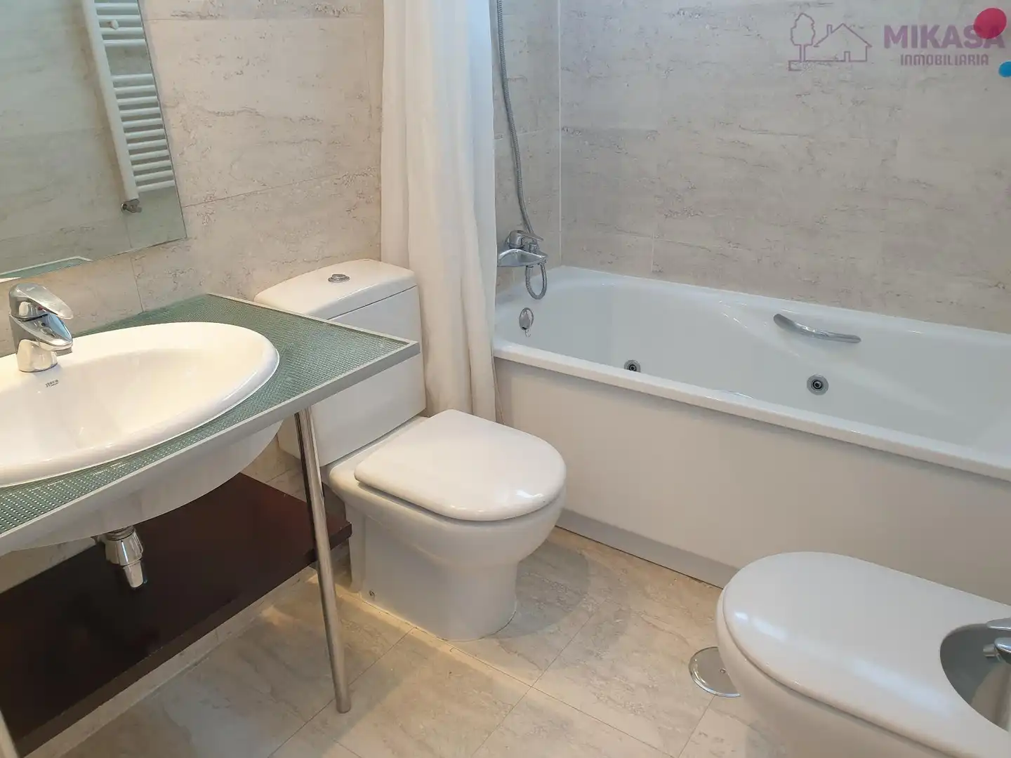 Bathroom of Flat for rent in Madrid  with Air Conditioner, Heating and Community pool
