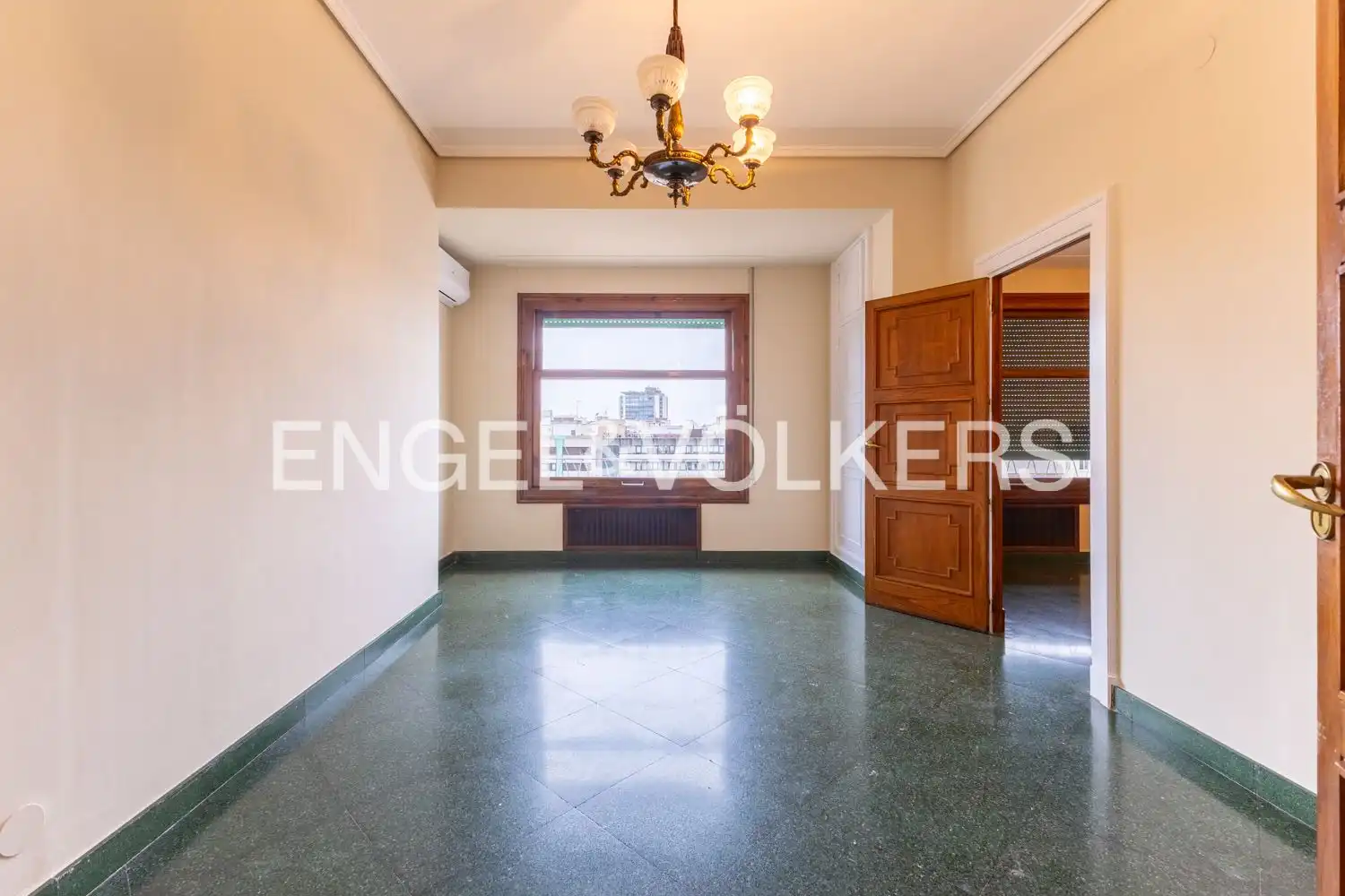 Wohnung zur Miete in Valencia mit Klimaanlage, Heizung und Terrasse