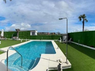 Chalet con piscina en venta en Salteras