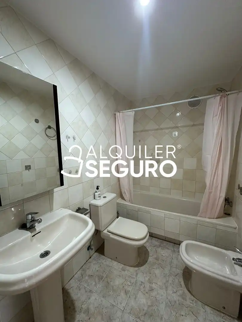 Badezimmer von Wohnung zur Miete in Móstoles mit Heizung