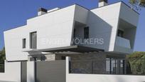 Exterior view of Single-family semi-detached for sale in Pozuelo de Alarcón  with Heating, Private garden and Swimming Pool