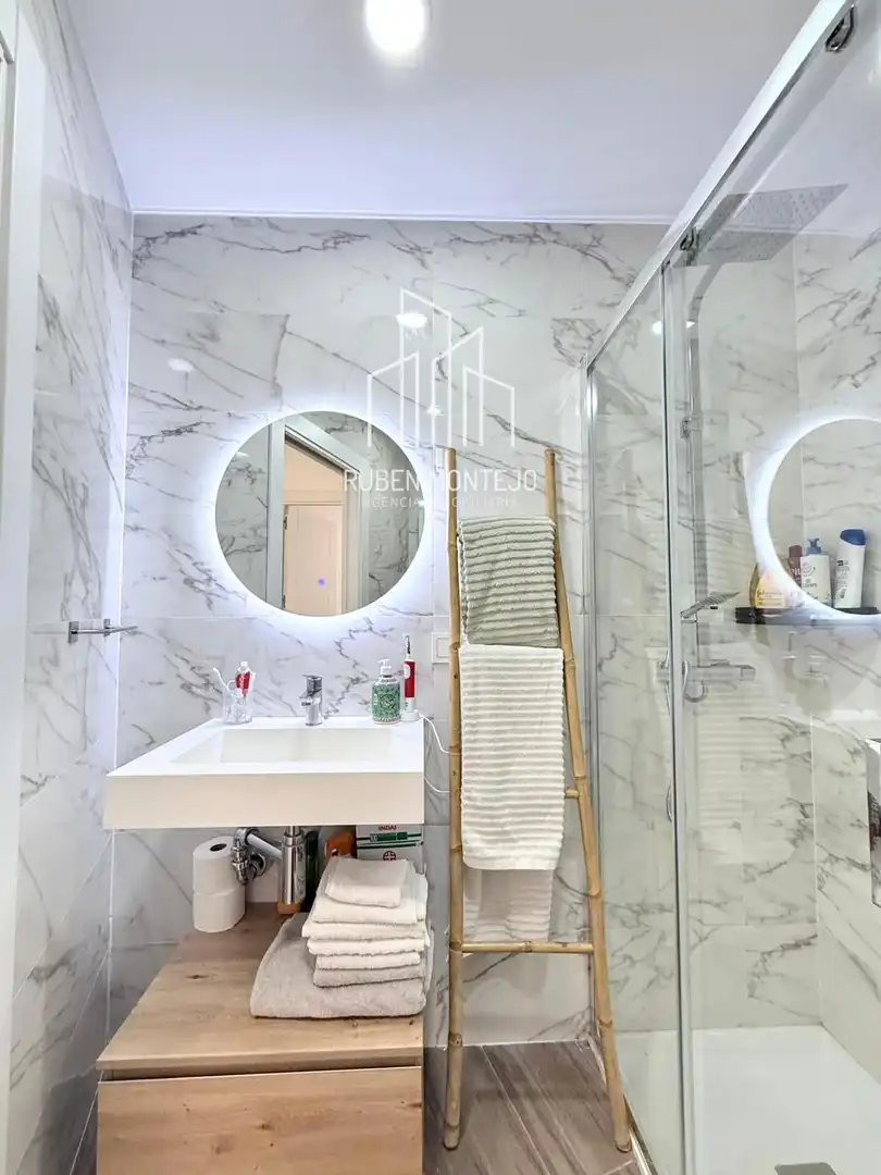 Bathroom of Flat for rent in Salamanca  with Heating, Terrace and Furnished