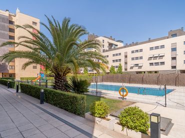 Pis amb piscina en venda a Avenida de la Osa Menor 34