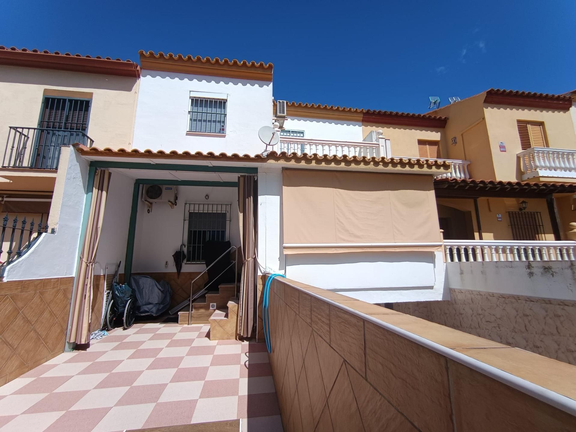 Exterior view of Single-family semi-detached for sale in Mairena del Aljarafe  with Air Conditioner and Balcony