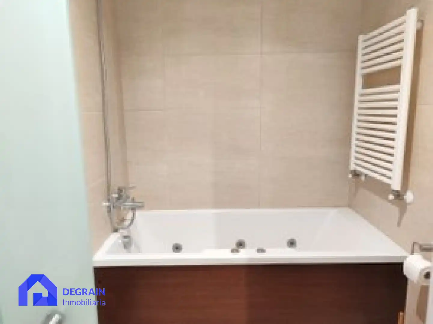 Badezimmer von Wohnung zum Verkauf in Oviedo  mit Heizung, Privatgarten und Abstellraum