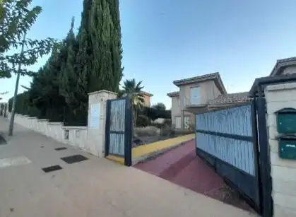 House for sale in De La Paralela