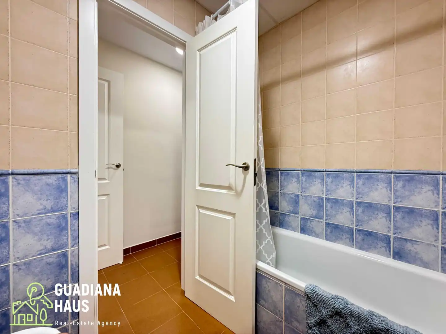 Badezimmer von Wohnungen zum Verkauf in Ayamonte mit Privatgarten, Terrasse und Gemeinschaftspool