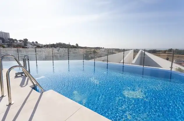 Piscina de Ático en venta en Marbella con Aire acondicionado, Calefacción y Jardín privado