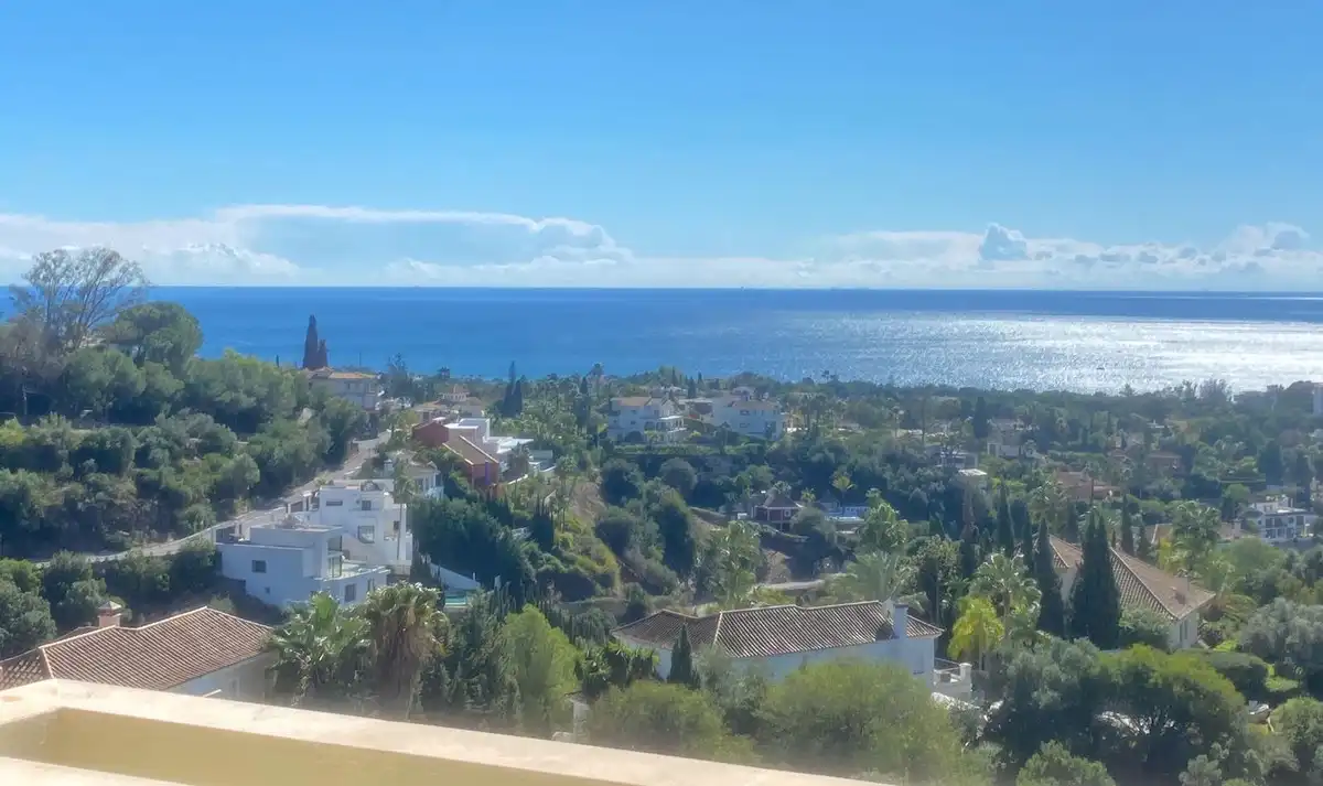 Vista exterior de Àtic en venda en Marbella amb Terrassa, Traster i Alarma