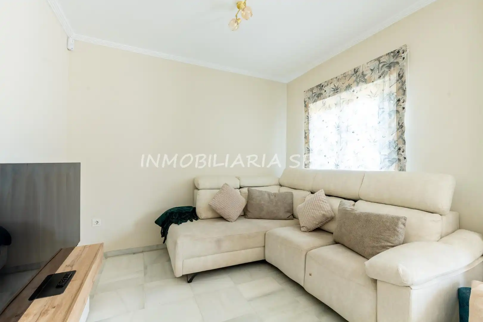 Sala d'estar de Casa adosada en venda en Espartinas amb Aire condicionat, Jardí privat i Forn