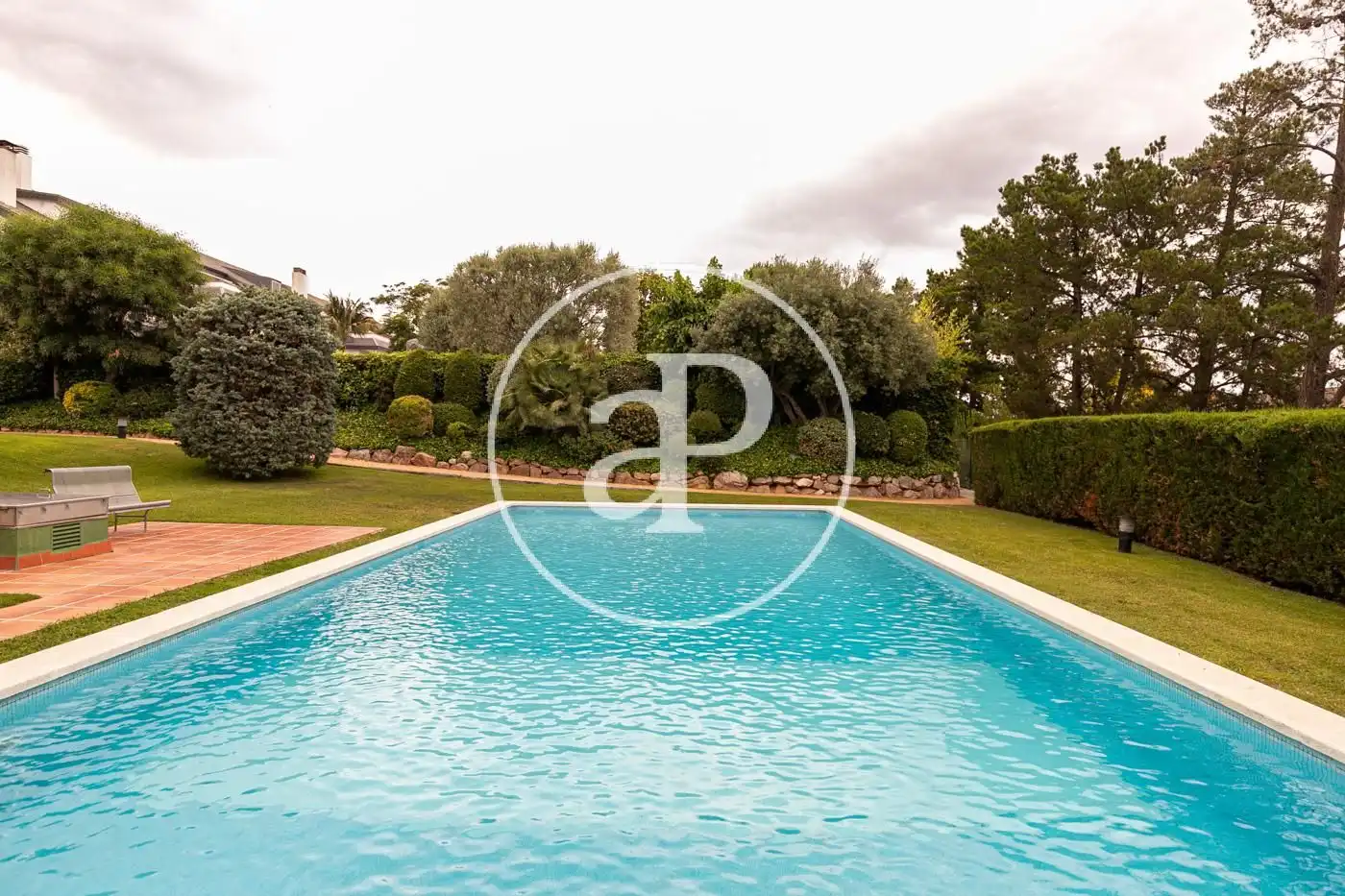 Schwimmbecken von Einfamilien-Reihenhaus zum Verkauf in Barcelona mit Klimaanlage, Heizung und Privatgarten