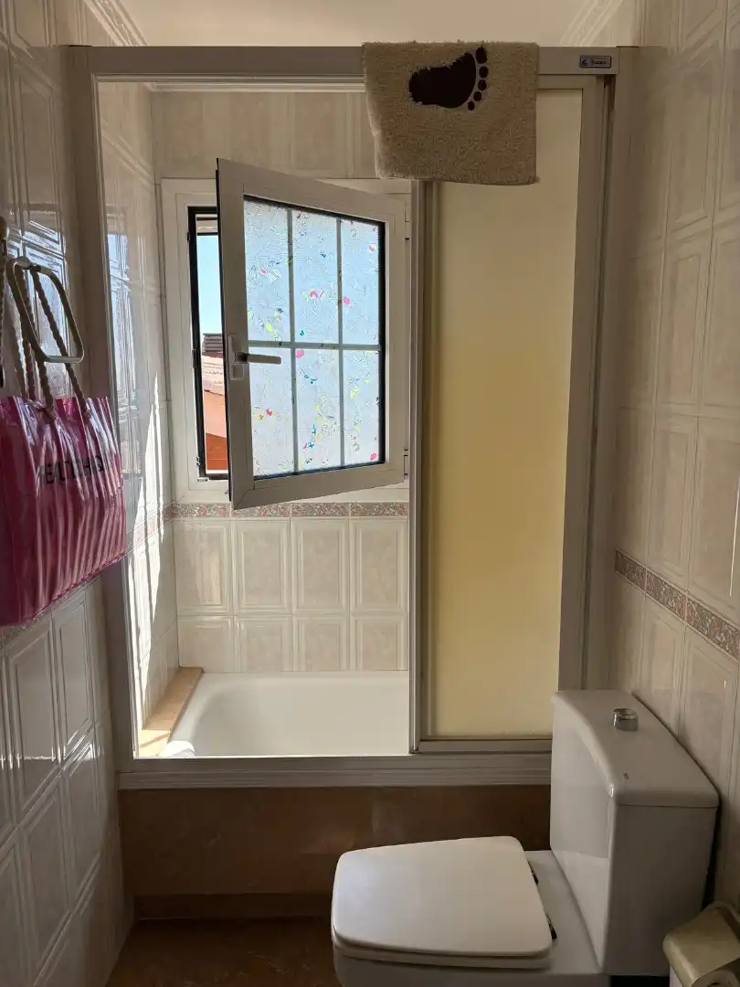 Baño de Casa adosada en venta en Barcelona con Aire acondicionado, Calefacción y Jardín privado