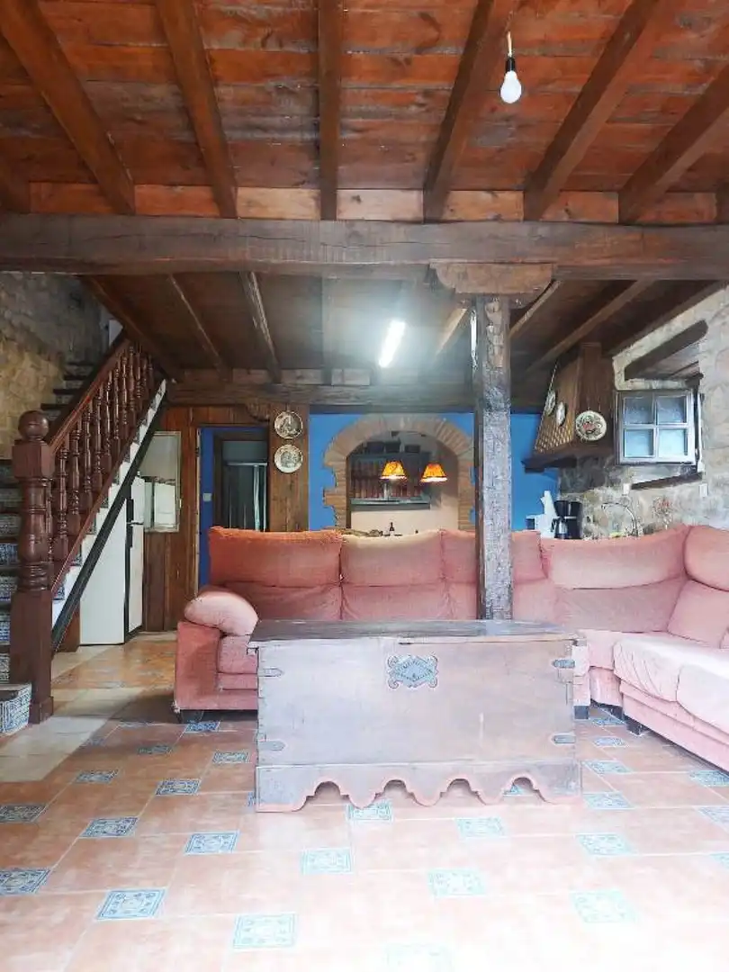 Sala d'estar de Casa adosada en venda en Polaciones amb Calefacció, Jardí privat i Traster