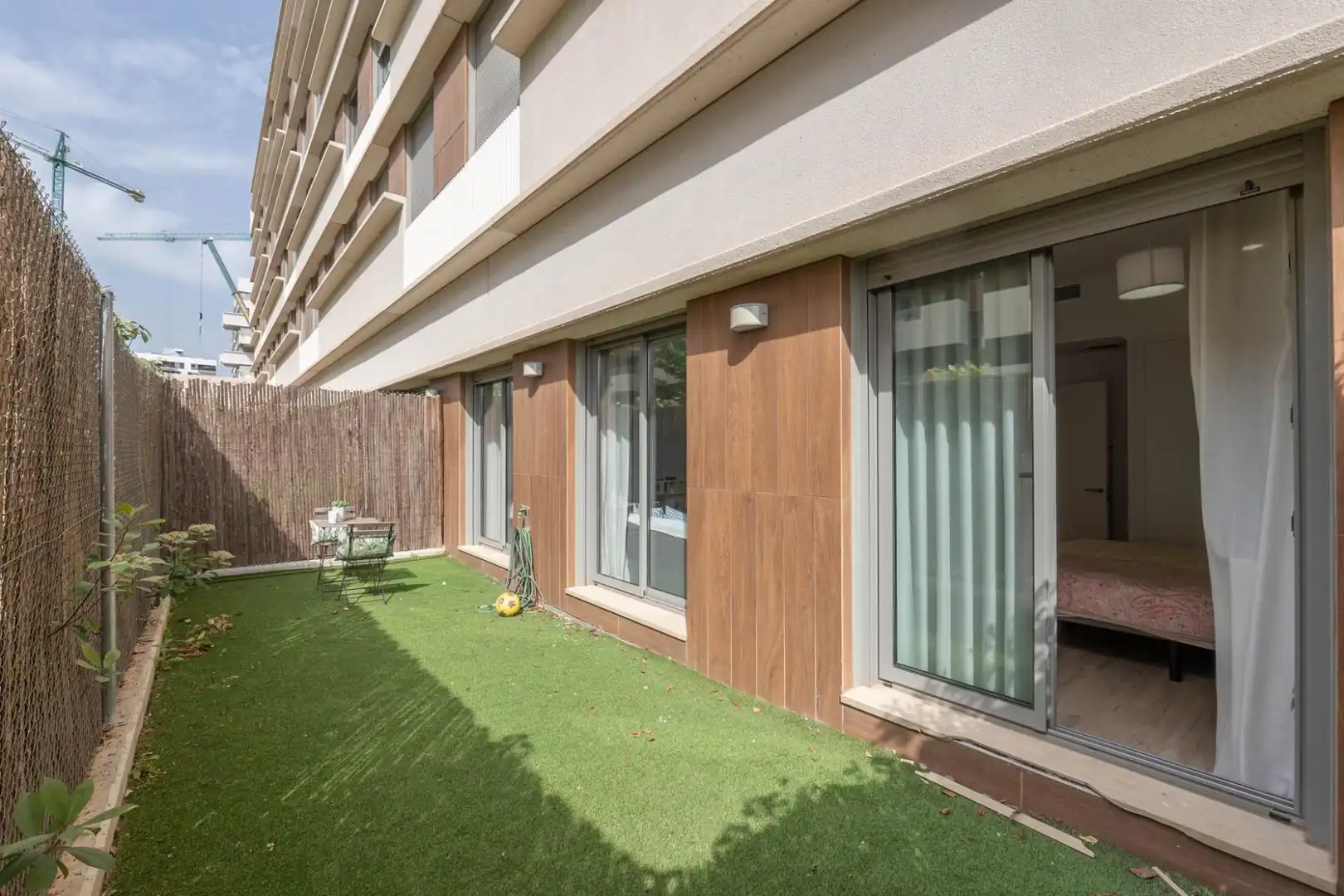 Vista exterior de Piso en venta en Granada con Aire acondicionado, Calefacción y Jardín privado