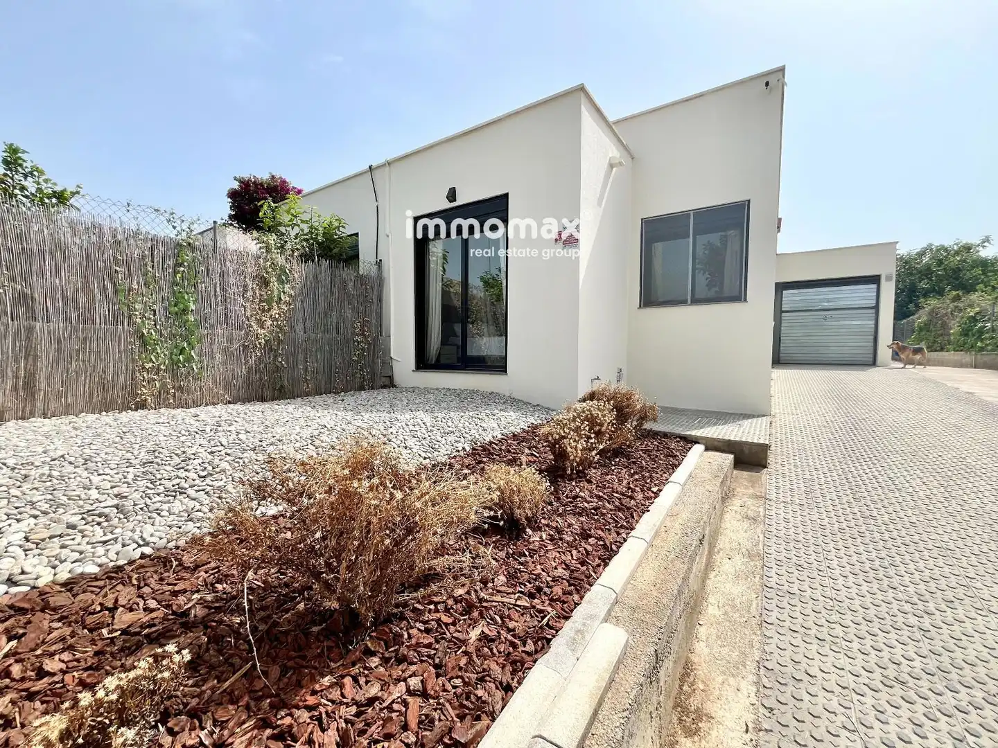 Vista exterior de Casa o xalet en venda en Vilanova i la Geltrú amb Aire condicionat, Calefacció i Jardí privat