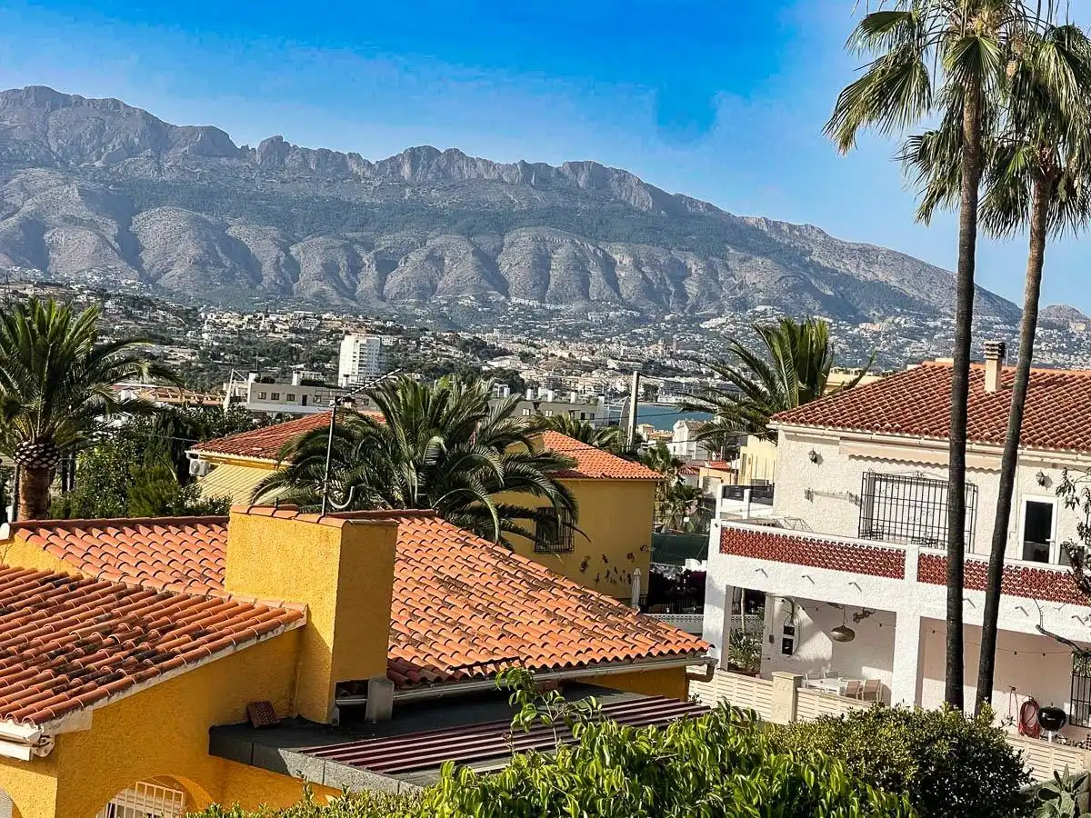 Vista exterior de Casa o xalet en venda en L'Alfàs del Pi amb Terrassa i Piscina