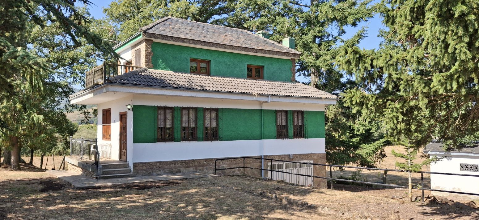 Vista exterior de Casa o xalet en venda en Hermandad de Campoo de Suso amb Jardí privat, Parquet i Traster