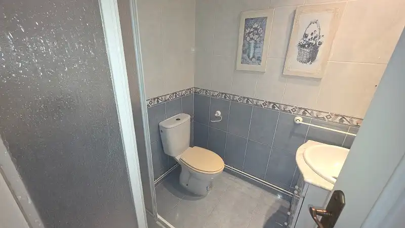 Bany de Pis en venda en Elche / Elx amb Parquet, Moblat i Balcó