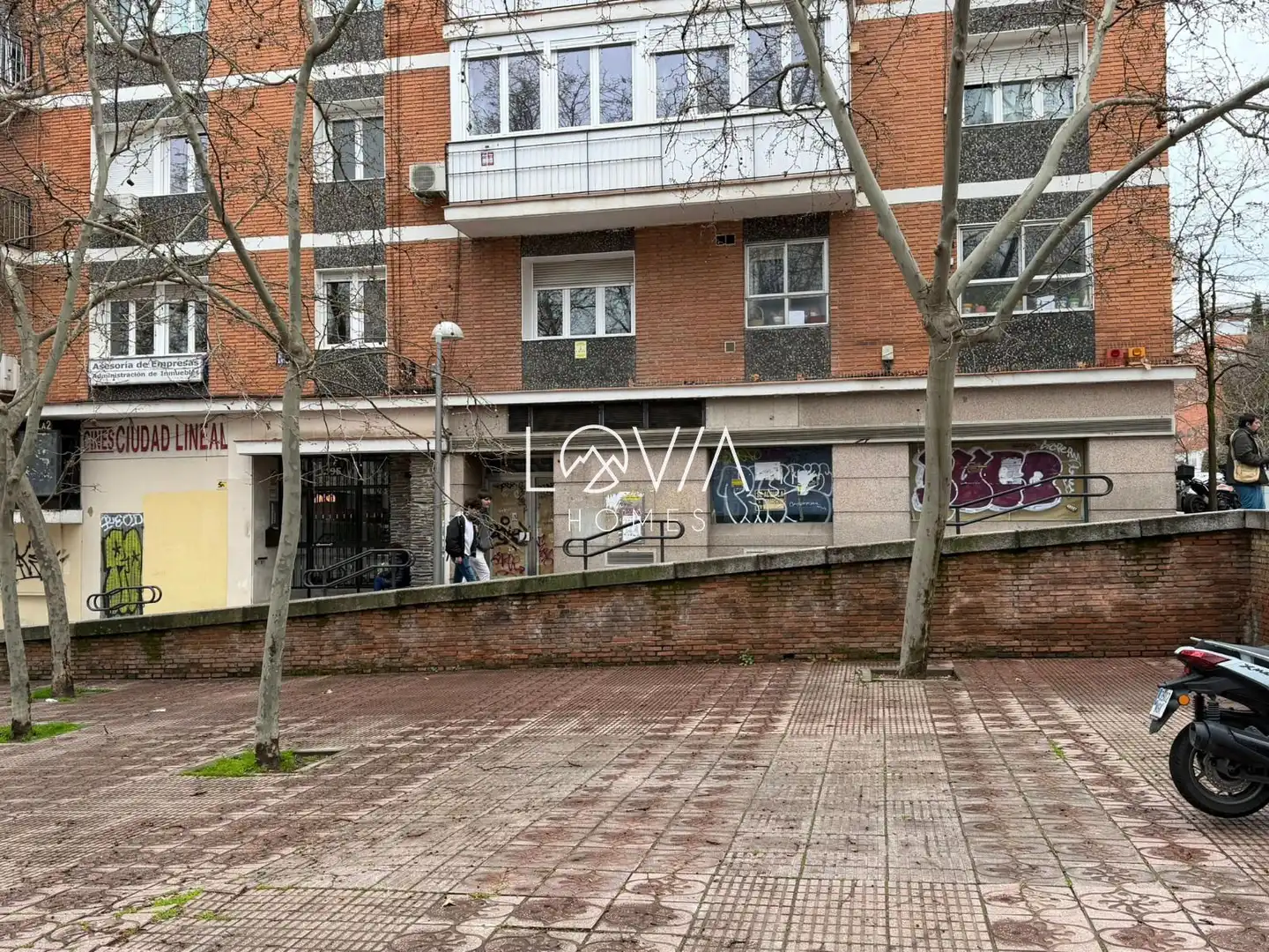 Vista exterior de Local en venda en Madrid