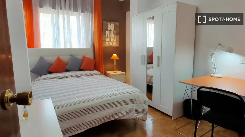Habitación de Piso de alquiler en Alcalá de Henares con Aire acondicionado, Calefacción y Amueblado