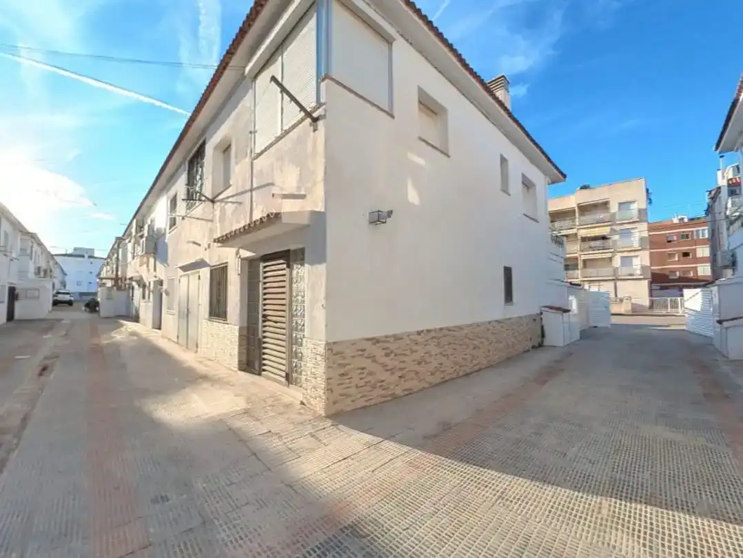 Vista exterior de Casa adosada en venda en Cunit amb Aire condicionat i Balcó