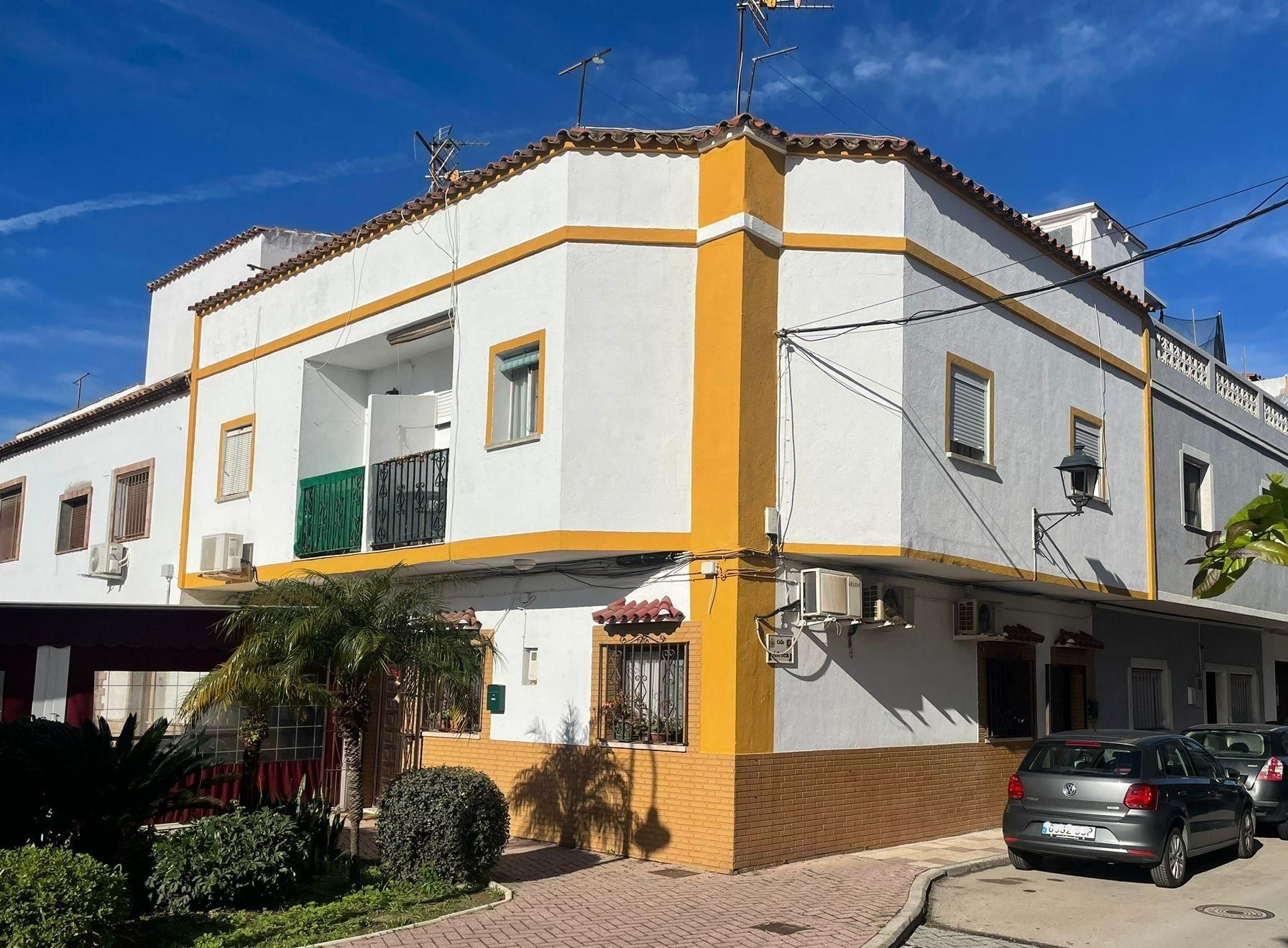 Vista exterior de Casa o xalet en venda en Los Barrios amb Jardí privat