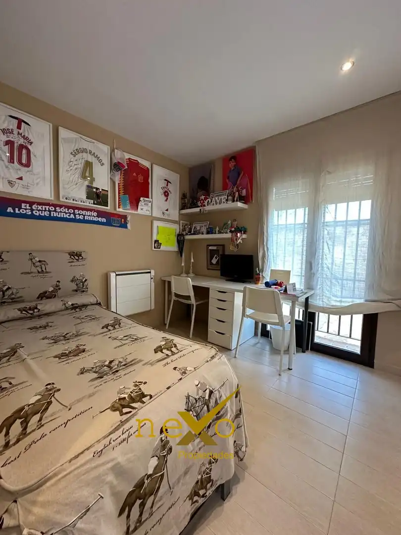 Dormitori de Dúplex en venda en Carmona amb Aire condicionat, Calefacció i Terrassa
