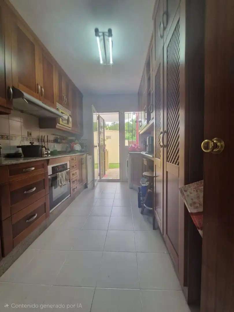Cuina de Casa adosada en venda en Puerto Real amb Aire condicionat, Jardí privat i Traster