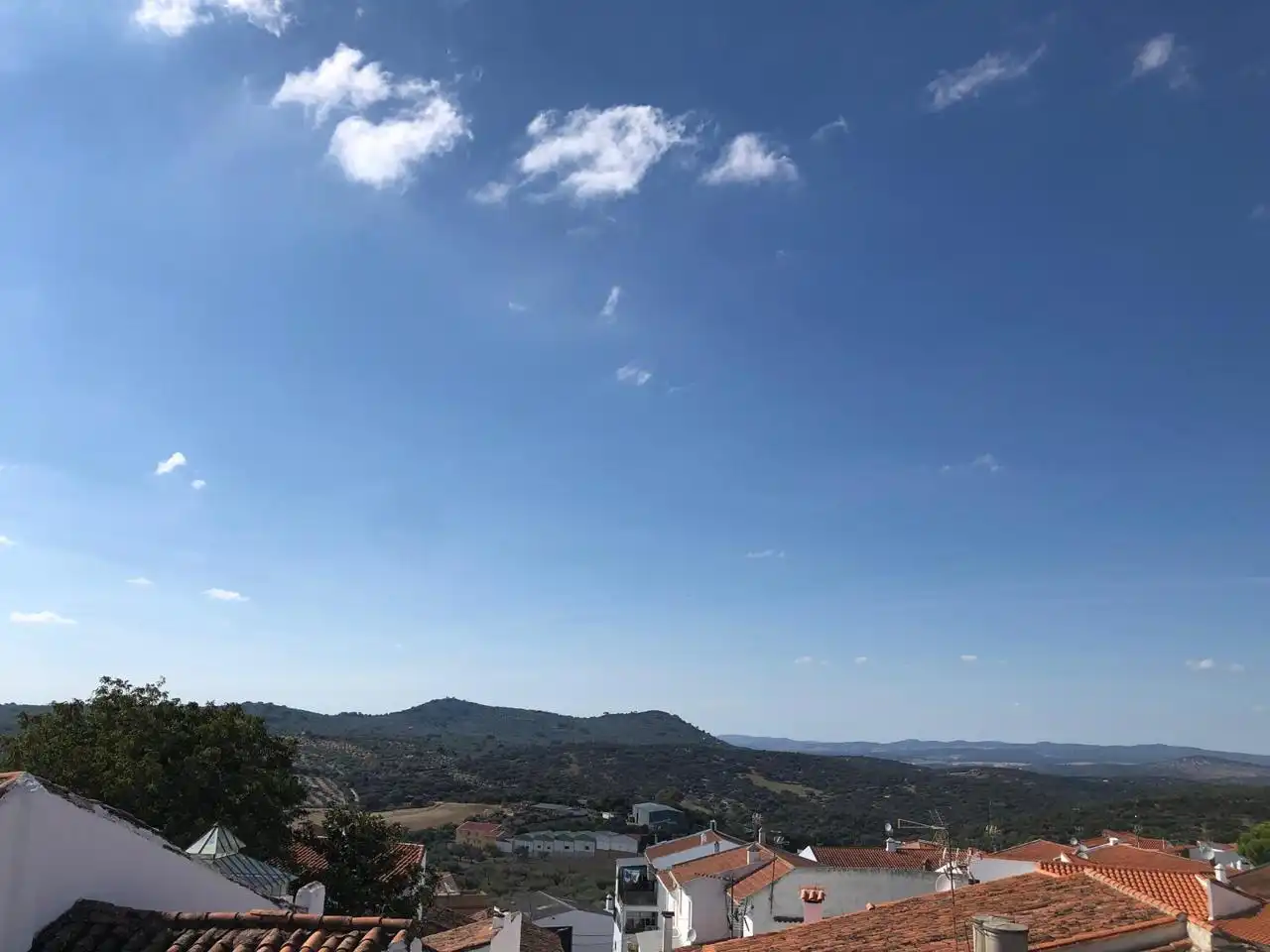 Vista exterior de Casa adosada en venda en Fuentes de León amb Terrassa i Balcó
