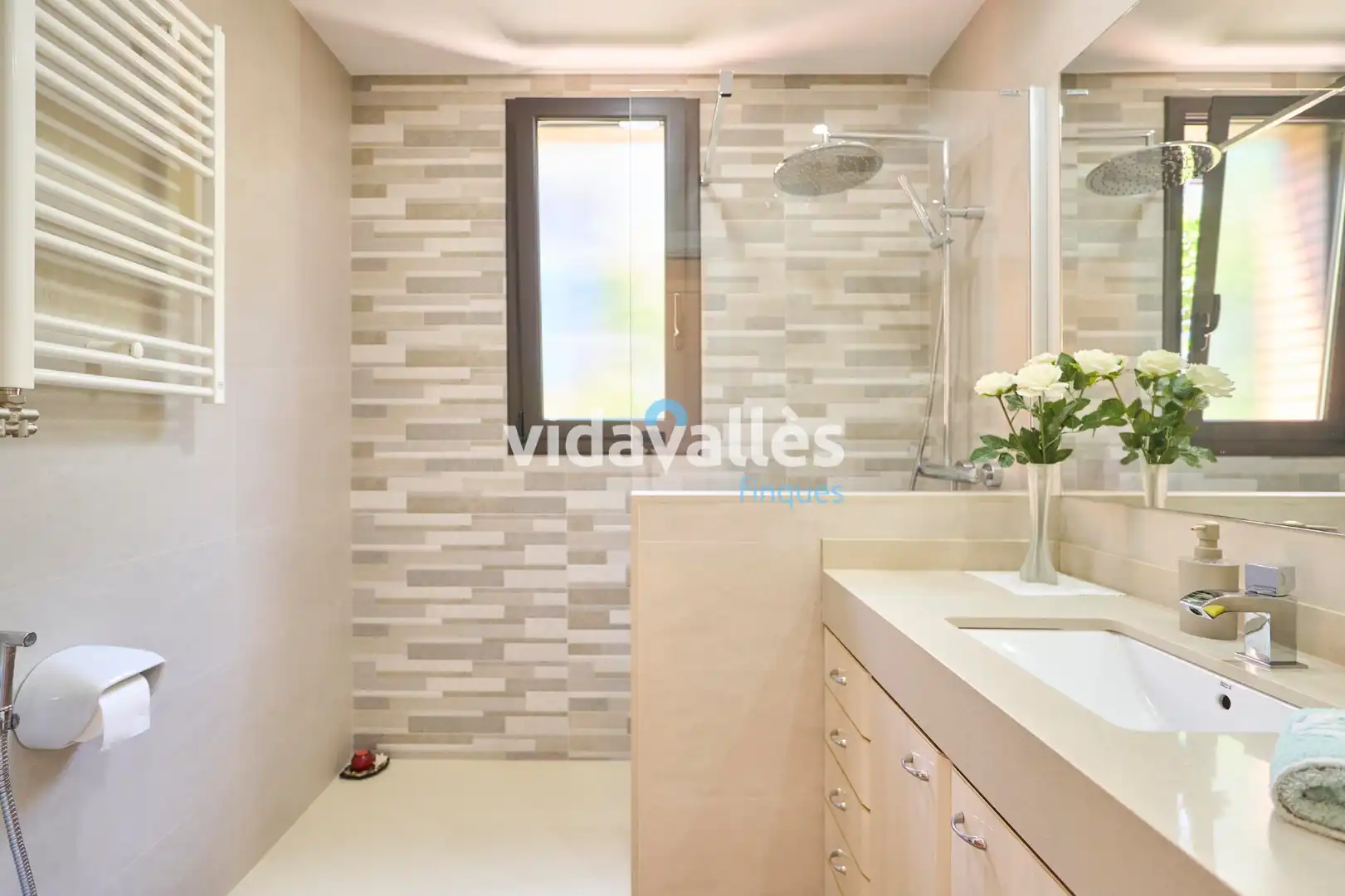 Badezimmer von Wohnung zum Verkauf in Barcelona mit Klimaanlage, Heizung und Terrasse