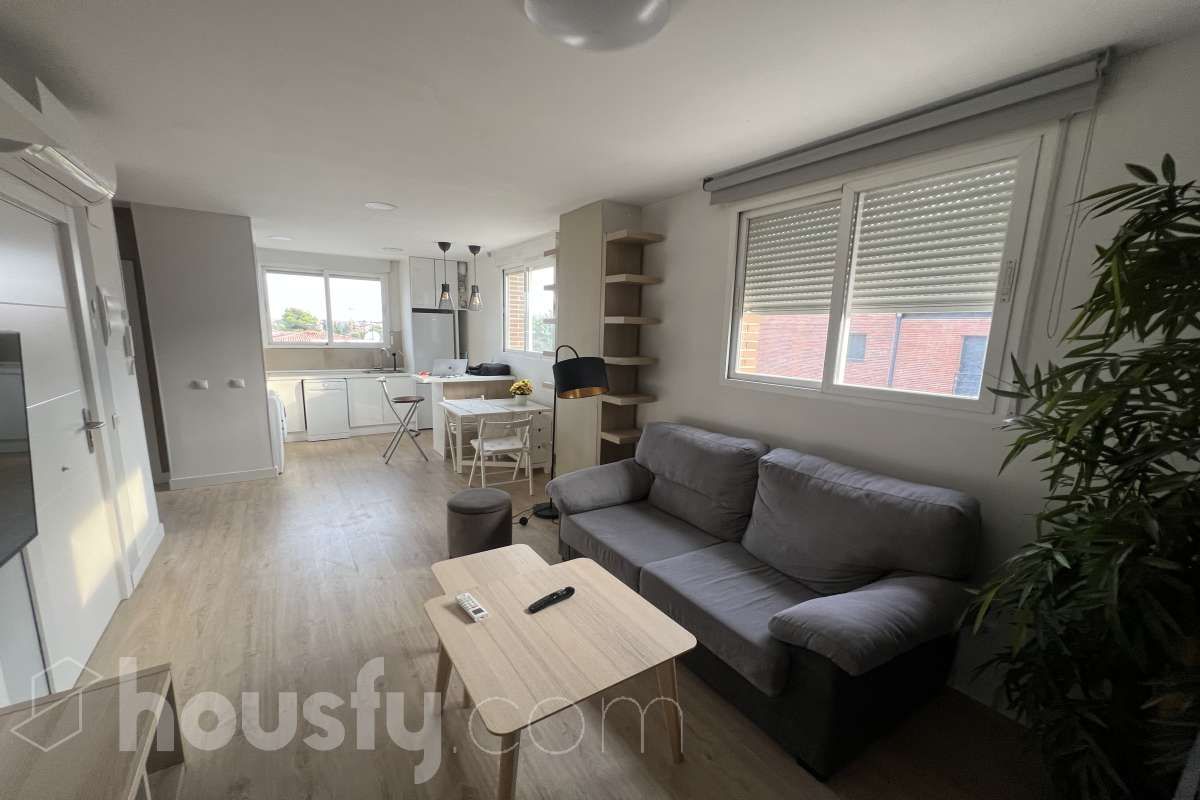 Living room of Study to rent in Pozuelo de Alarcón  with Air Conditioner, Heating and Parquet flooring