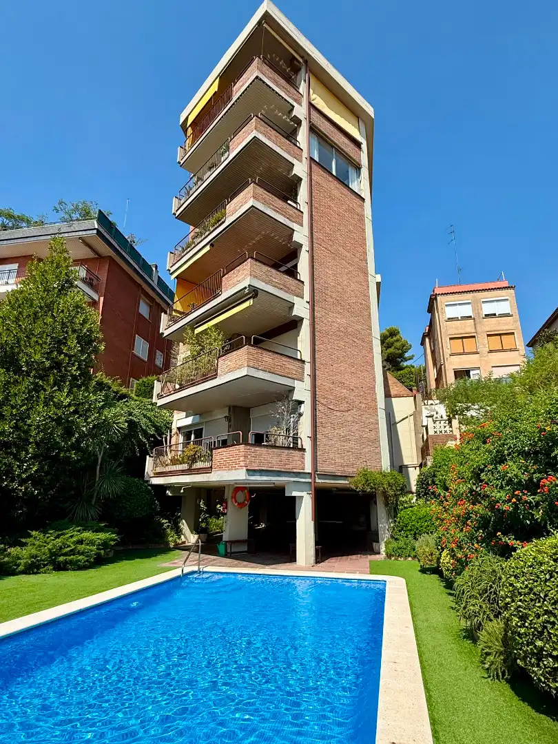Vista exterior de Pis en venda en Barcelona amb Calefacció, Parquet i Terrassa