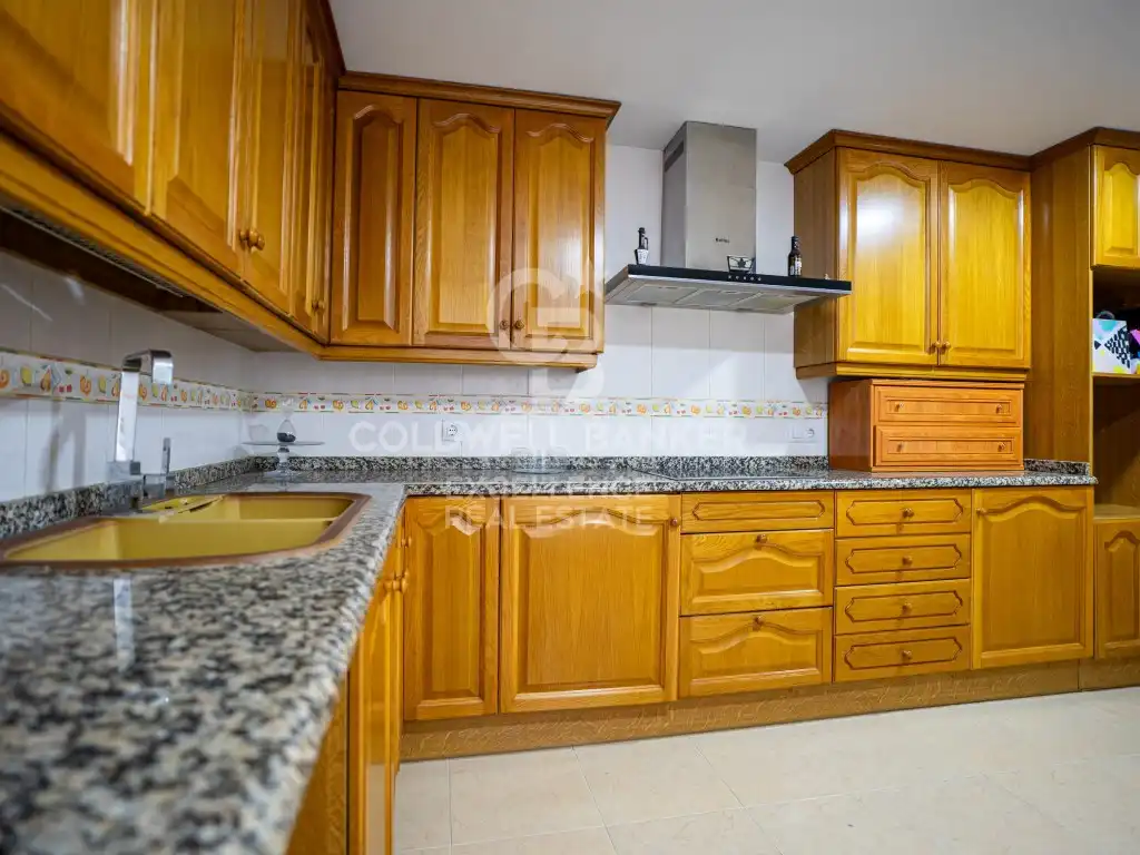 Küche von Einfamilien-Reihenhaus zum Verkauf in Castellón de la Plana / Castelló de la Plana mit Klimaanlage, Terrasse und Balkon