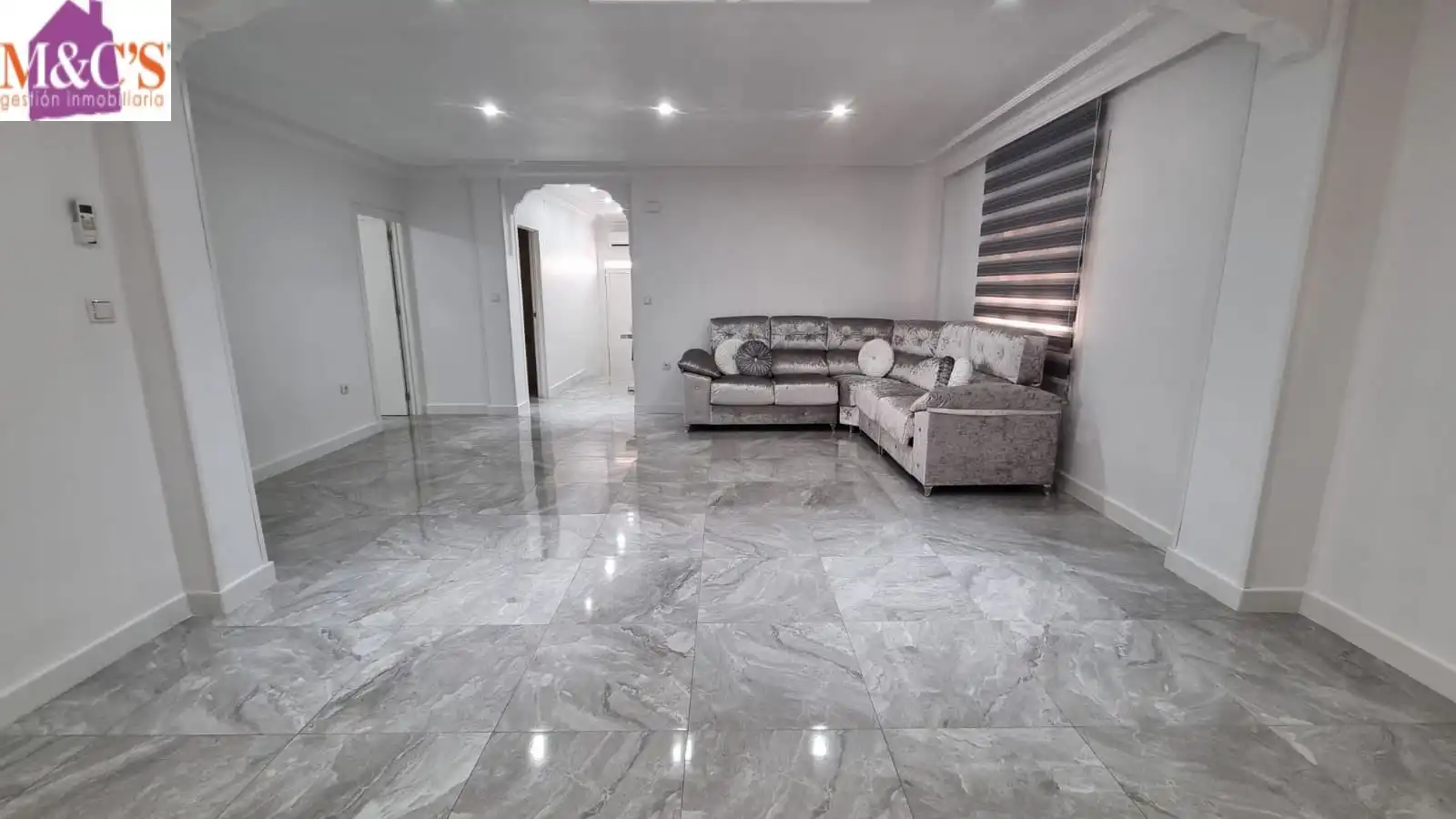 Sala d'estar de Casa o xalet en venda en Puertollano amb Aire condicionat, Terrassa i Moblat