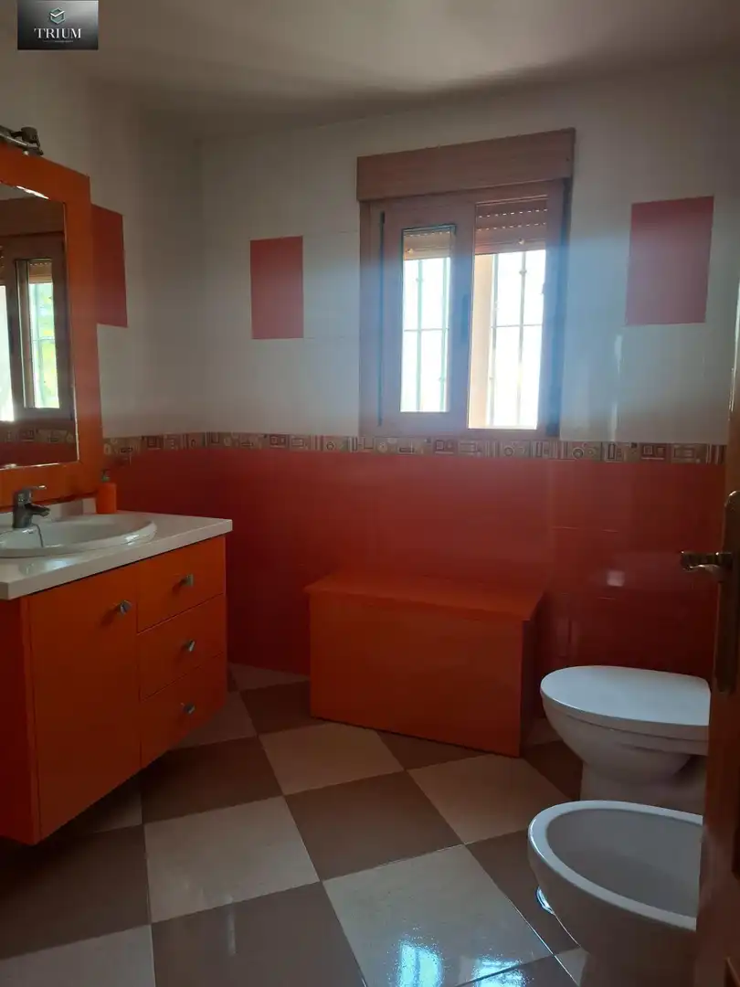 Badezimmer von Einfamilien-Reihenhaus zum Verkauf in Pinos Puente mit Klimaanlage