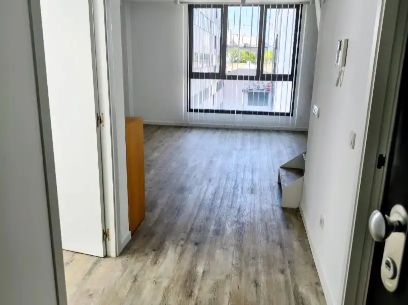Schlafzimmer von Büro zur Miete in Madrid mit Klimaanlage und Internet