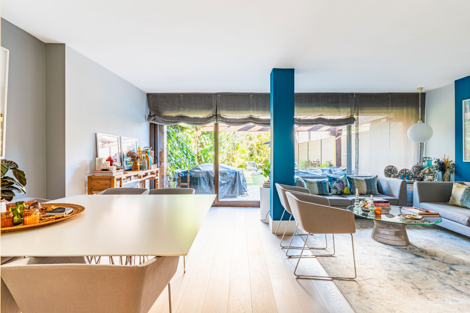 Sala d'estar de Casa adosada en venda en Las Rozas de Madrid amb Aire condicionat, Calefacció i Jardí privat