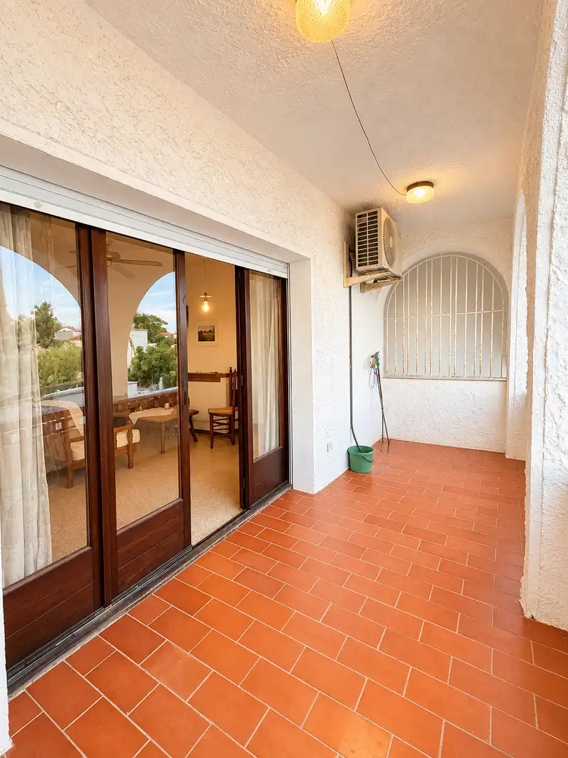 Terrasse von Wohnungen zum Verkauf in Empuriabrava mit Klimaanlage, Terrasse und Möbliert