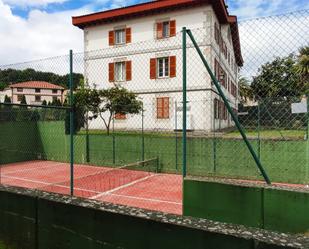 Vista exterior de Pis en venda en Castro-Urdiales amb Piscina