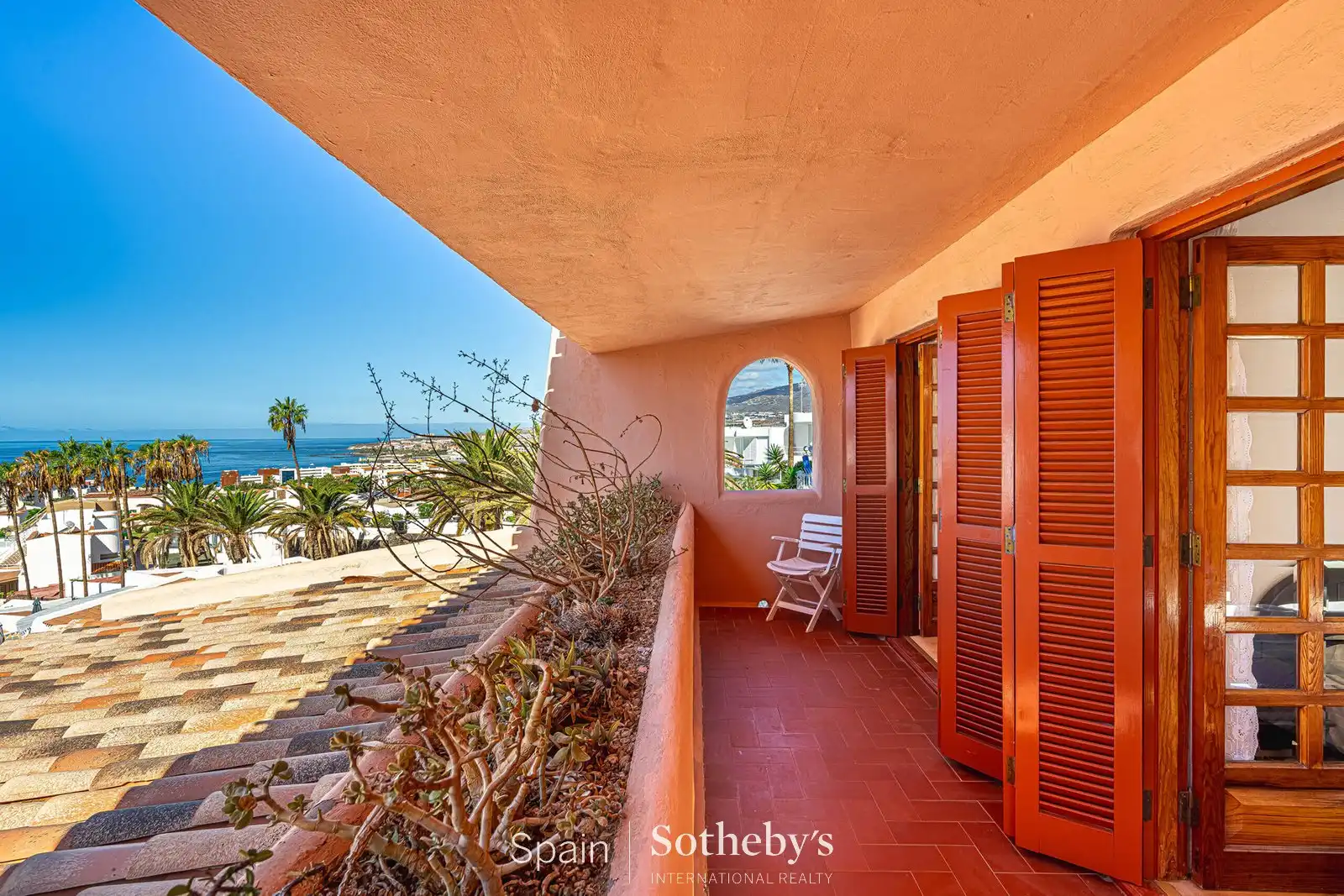Vista exterior de Casa o xalet en venda en Adeje amb Aire condicionat, Jardí privat i Terrassa