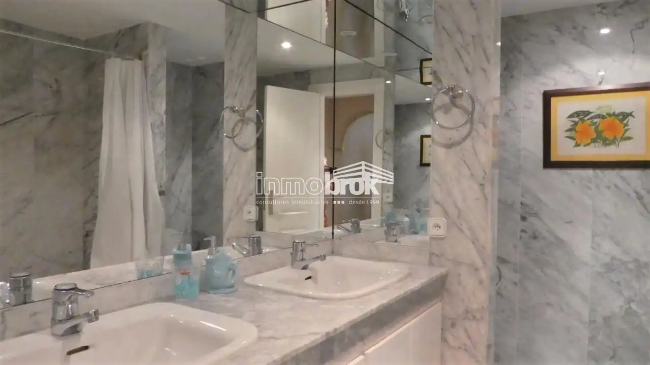 Badezimmer von Wohnung zur Miete in Marbella mit Klimaanlage, Terrasse und Schwimmbad