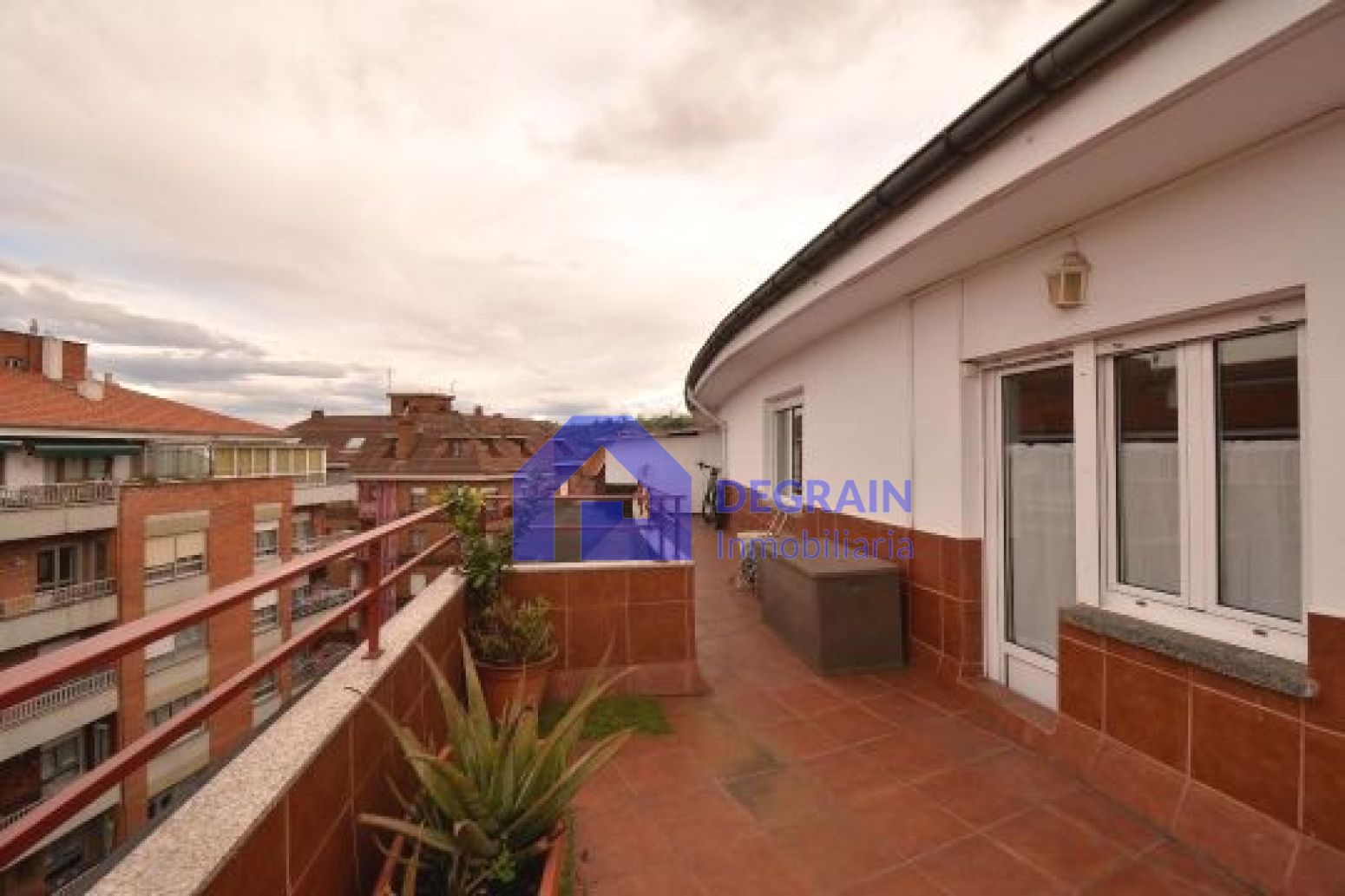 Terrassa de Pis en venda en Oviedo  amb Calefacció, Terrassa i Traster